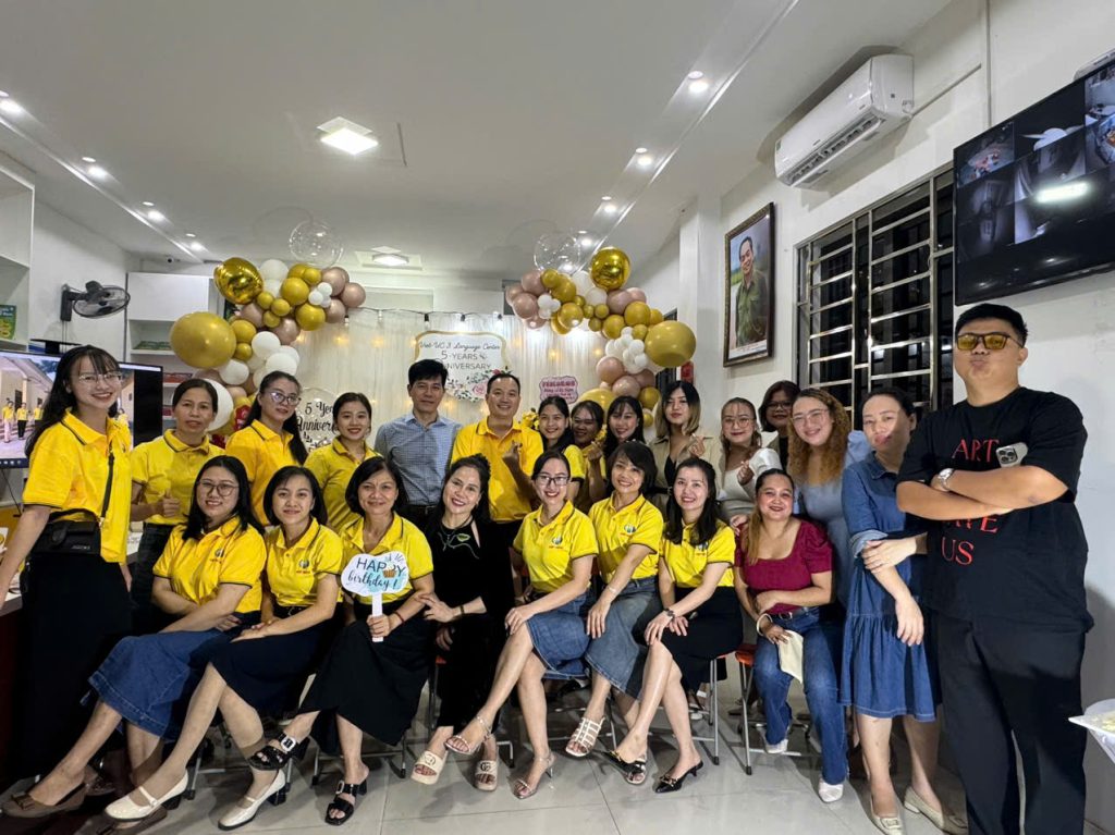 LỄ KỶ NIỆM 5 NĂM THÀNH LẬP TRUNG TÂM NGOẠI NGỮ VIỆT ÚC 3