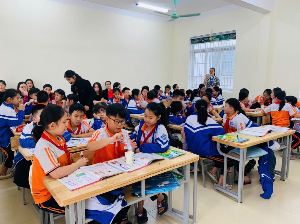 Trung tâm Ngoại ngữ Việt - Úc 3 phối hợp với Trường Tiểu học Lê Lợi tổ chức chuyên đề tập huấn "Một số phương pháp tổ chức bài dạy có tính liền mạch ứng dụng chương trình Tiếng Anh trên nền Toán".