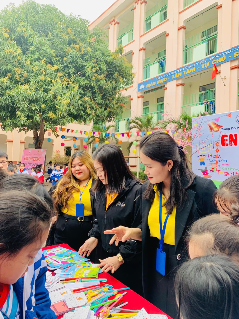 Trung tâm Ngoại ngữ Việt Úc 3 phối hợp cùng Trường Tiểu học Trung Đô tổ chức chương trình “English Festival – Learn, Play and Shine!”