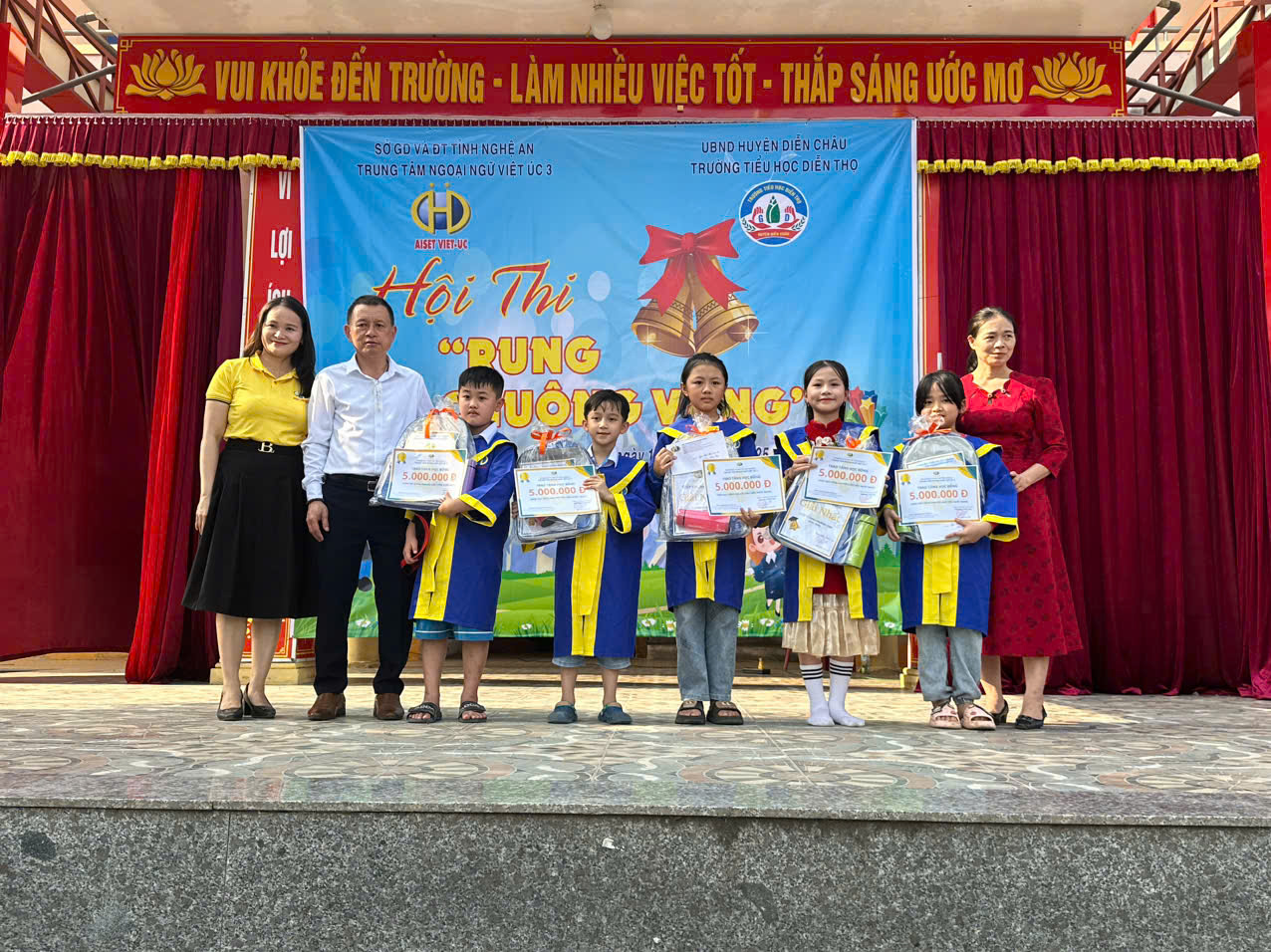 Trung tâm Ngoại ngữ Việt Úc 3 kết hợp cùng Trường Tiểu học Diễn Thọ tổ chức cuộc thi “RUNG CHUÔNG VÀNG TIẾNG ANH - TOÁN