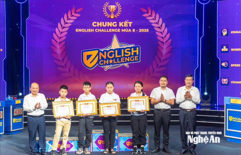 CHÚC MỪNG “CÔ GÁI VÀNG” LÊ TIỂU BÌNH – QUÁN QUÂN ENGLISH CHALLENGE MÙA 8!
